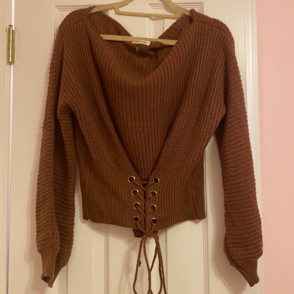 Brow sweater with lace bottom